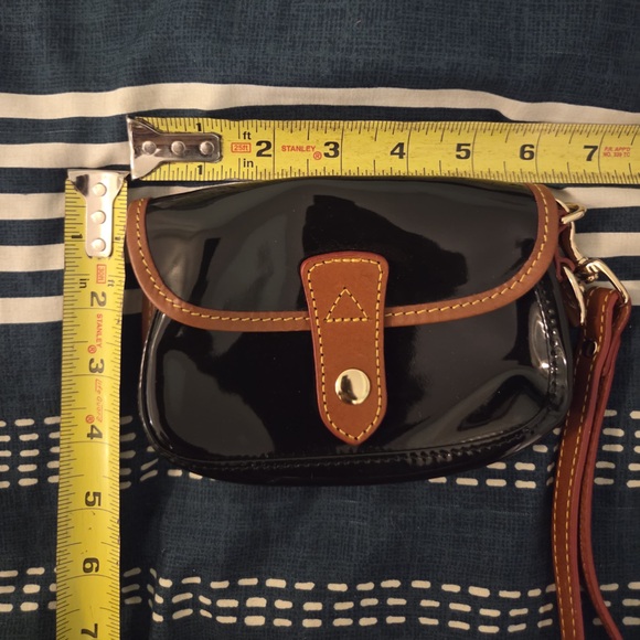 Dooney & Burke Elegant Patent Leather Black and Tan Trims Wristlet Bag! - Picture 3 of 4